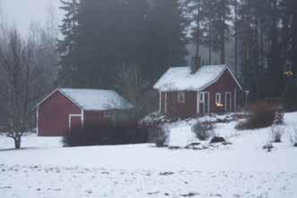 lyhytnurkkainen hirsinen asuinrakennus (220h; luokka 2). Pihapiiriin kuuluu myös lautaverhoiltu, lyhytnurkkainen hirsisauna (220i; luokka 2).