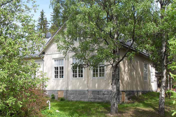 Kermanvalkoiseksi maalattu koulurakennus on verhoiltu yksinkertaisella rimalautavuorauksella, joka talon päätykolmioissa on hyödynnetty ulottamalla joka toinen lauta leveytensä verran pidemmäksi kuin