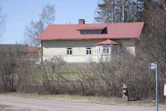 tilan osti vuonna 1910 Valter Peuranpää. 197 Päärakennus on vuonna 1890 rakennettu pitkänomainen, puolitoistakerroksinen lyhytnurkkainen hirsitalo, jossa on korkea, porakivistä tehty kivijalka.
