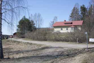 Talon lounaispäädyssä on avokuisti ja pitkällä kaakkoisjulkisivulla viisikulmainen, risti-ikkunoilla varustettu lasikuisti.