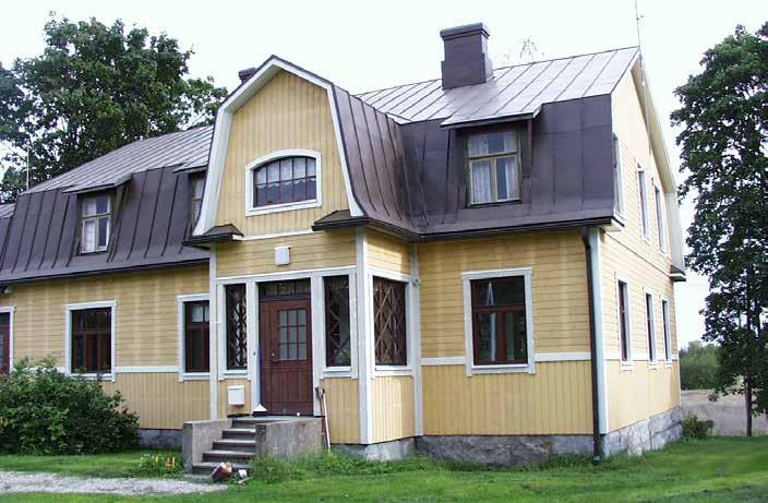 pysty-vaaka-pysty paneloinnilla, joka on jaettu yksinkertaisella vesilistalla; helmalista on jäänyt uupumaan ja ikkunoiden vuorilaudat ovat rakennuksen ikään ja alkuperäiseen tyyliin nähden hieman