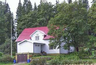 Rakennus rankorakenteinen, vaakaverhoiltu, hyvin vaaleansininen, miltei valkoinen väriltään. Komea, ylälappeiltaan aumattu, valkeaksi rapattu navetta (125a; luokka 2) on vuodelta 1900.