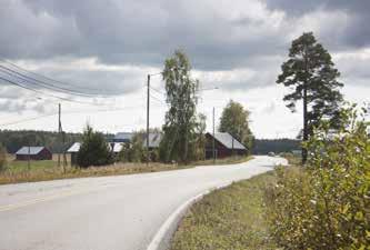 37 Navetan vieressä oleva lyhytnurkkainen kaksikerroksinen pariaitta on korkealla kivijalalla ja aitan päätyyn on rakennettu piirurakenteinen kärryvaja samaan riviin ja saman katon alle (125b; luokka