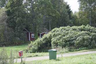 Pieni, hirsirakenteinen ja avokuistillinen pihasauna (125d; luokka 2) on alarinteessä, pihapiirin eteläreunalla pääty tiellepäin.