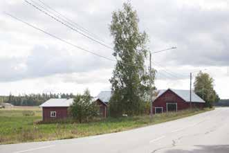 Pihapiirin ulkopuolella on kivi- ja puurakenteinen pajarakennus (125e; luokka 3), jossa suurilla pariovilla varustettu kivirakenteinen, rinteeseen sijoitettu maantasokerros on paja ja tämän päällä on