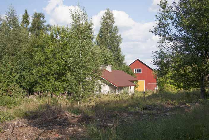 Tilan asuin- ja talousrakennusten tontti on muodostanut eheän kokonaisuuden, kunnes kaksi hirsiaittaa, hirsinavetta ja -talli purettiin uuden päärakennuksen tieltä vuonna 1970.