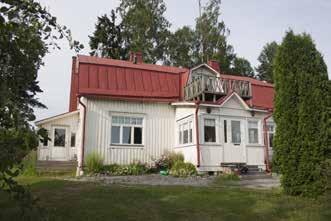 Rajamäen (Råbacka) asuinrakennus on rakennettu vuonna 1920 ja sen hirret on tuotu Karjalan kannakselta monen muun samanikäisen seudun asuinrakennuksen tavoin.