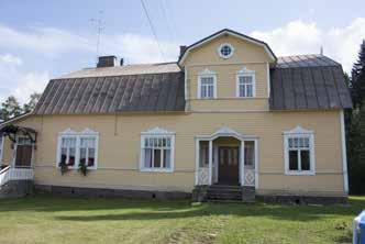57 Vuonna 1914 valmistunut punatiilinavetta (129a; luokka 2) on ollut taitekattoinen, mutta se on muutettu satulakattoiseksi vuoden 1943 uudistustöissä.
