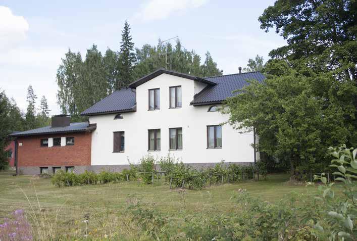 130_hakala_IMG_6086.jpg Hakalan tilan rakennukset sijaitsevat Nukarin peltojen ete1äkärjessä, Jäniksenlinnantien varrella. Tilan rakennukset ovat 1930-50 -luvuilta.