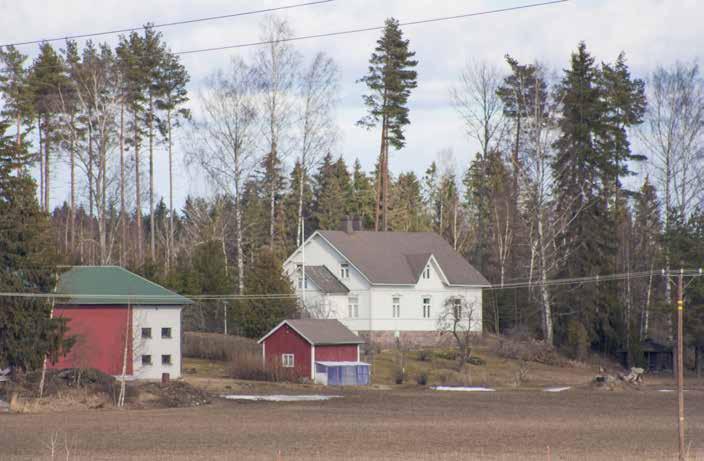Söderkullan päärakennus sijaitsee naapurinsa Yliniityn kanssa metsäisen kumpareen keskellä hieman ylempänä savikkoaukeasta, maisemallisesti kauniilla ja näkyvällä paikalla, metsän ja peltoaukean