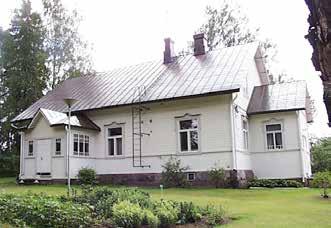 64 Puolitoistakerroksisessa talossa on kolmiosainen lautavuoraus ja kaksi kuistia, joista toinen on talon pohjoispäädyssä ja toinen epäsymmetrisesti pihasivulla.