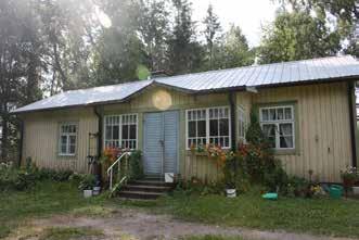 Ikkunat ovat kansallisromattisen kauden jälkimainingeissa muutettu T-ruutujaosta siten, että pystyikkunat on jaettu kahteen osaan neliömäisiksi ja yläikkuna on jaettu neljään kapeaan pystyruutuun.