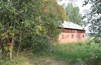 kahteen osaan. Vaikutelma on sangen kaunis. Pihapiiri on säilyttänyt vanhan rakenteensa.