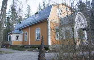 Tilan nykyinen päärakennus on taitekattoinen, päätyharjoista aumattu sydänseinäinen hirsitalo vuodelta 1927.