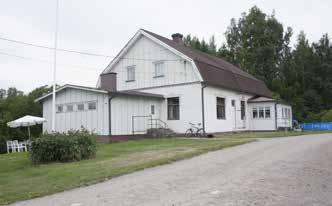 etelämpänä, alempana rinteessä. 104 Päärakennus on Fredrik Vuoren 105 vuonna 1918 106 rakentama taitekattoinen rapattu tiilitalo.