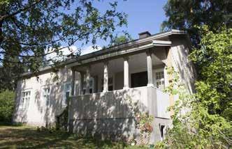 Tilan nykyinen päärakennus on Tampereelta vuonna 1934 112 siirretty entinen postitalo, jonka siirrätti Tuusulaan insinööri Aksel Stén.