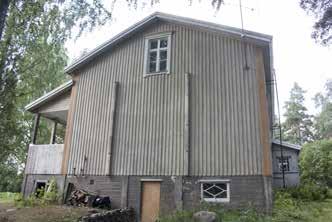 113 Apolan vanha lyhytnurkkainen hirsinavetta (140b; luokka 2) kuuluu nykyisin osittain Ainolan tilan maihin. Navetan kohdalla on ollut talousrakennus jo vuoden 1870-72 topografikartan mukaan.