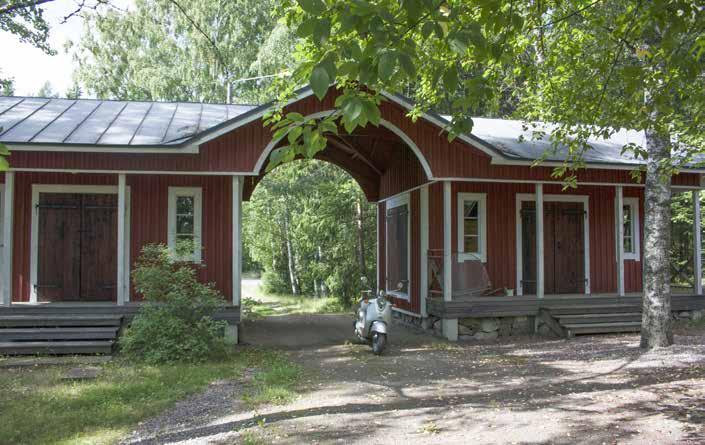 Pihapiiriin kuuluu myös samaan tyyliin rakennettu, läpiajettava porttirakennus (140d; luokka 3) ja pihasauna (140e; luokka 3) sekä pieni varastorakennus. Piharakennukset on punamullattu.