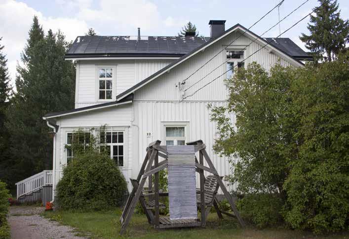 Ikkunat ovat T-ikkunoita lukuun ottamatta lasikuistin päällä olevan frontonin ja itse lasikuistin pieniruutuisia ikkunoita.