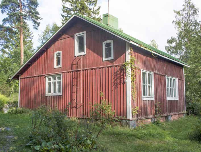 Riitahuhdan pihapiirissä nykyisen päärakennuksen takana on säilynyt vanha 1920-luvun alun asuinrakennus, jossa Ossian ja Thea Sten asuivat - ja Eino Leino viimeiset puoli vuottaan syksystä 1925