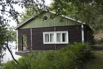 Syvärannan tyylikäs funkista ja klassismia yhdistelevä lyhytnurkkainen, hirsirakenteinen betonikivijalalla/kellarikerroksella varustettu rantasauna on rakennettu