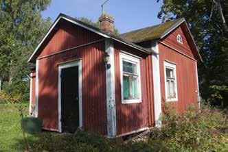 Palstan rakennukset muodostavat idyllisen kokonaisuuden Rantatien länsipuolelle, kapeahkolle kaistaleelle tien ja järven välissä.