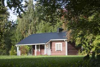 Punaiseksi maalattu mökki on yksikerroksinen, satulakattoinen ja pystyvuorattu.