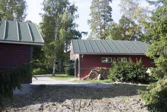 ikkunat. Talon nykyiset värit, ruskea ja nurkkien vihreä ovat 1940-luvulta.