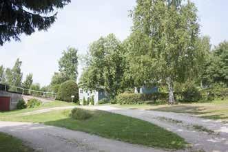 Kylänpään pihapiirin etelärinteessä on komea 1930-luvun betonitiilinavetta (83a; luokka 2), joka punaiseksi maalattuinen ovineen ja ikkunoineen on