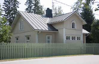 Rakennuksen Rantatiestä erottava aita voisi olla hieman matalampi, jotta kaunis julkisivu tulisi paremmin esiin raittimaisemassa.