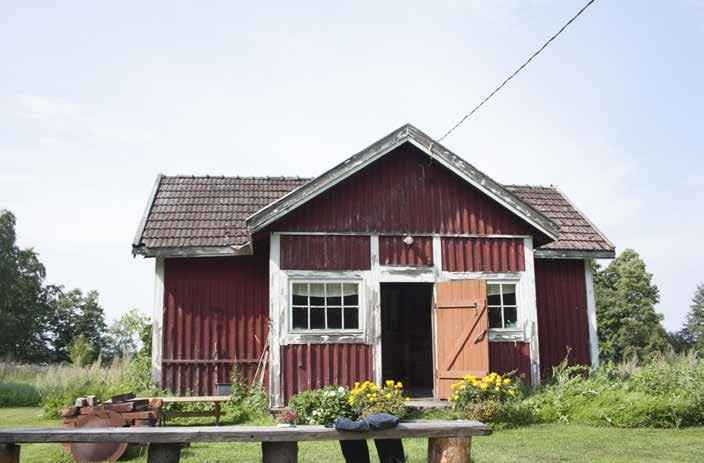 Kuusirivit reunustavat avaraa pihamaata. Pihan pohjoissivun asuinrakennus on vuodelta 1876. 267 Sydänseinäinen, kuusihuoneinen hirsitalo on satulakattoinen ja pystyvuorattu.