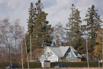 umpikuisti. Tyypillisiä piirteitä ovat kolmiosainen vuoraus ja ns. T-ikkunat.