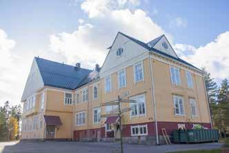 Opiston päärakennus on poikkeuksellisen suuri hirsirakennus. Kaksikerroksinen rakennus on tyyliltään lähinnä jugendia, ominaisia ovat mm.