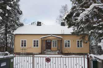 Väinölä sijaitsee Kirkkotien eteläpäässä Tuusulanjärven rannalla; naapurustossa on muutama samanikäinen ja hieman