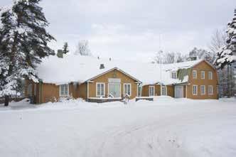 Komea ja kookas rakennus oli alkuperäisessä asussaan tasasiipinen, lyhytnurkkainen hirsirunkoinen vinkkelitalo, jonka
