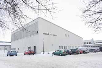 Koulu jakautuu kahteen toiminnallisesti eriytettyyn osaan, joista toinen on pohjaltaan pitkänomainen suorakaide, toinen puolestaan neliön muotoinen.