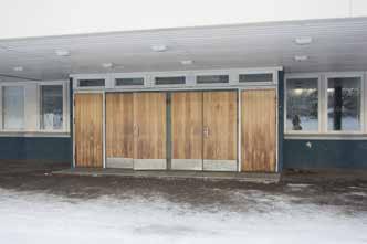 Rakennuksen neliömäiseen osaan keskitettiin yhteiset ja myös yleiseen käyttöön tarkoitetut tilat; juhla-voimistelusali, keittiö ja ruokala, kunnan kirjasto ja kerhohuone.