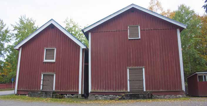 Pitäjänmakasiinit kehittyivät 1600-luvun lopulta alkaen, mutta olivat tuolloin vielä hyvin harvinaisia. Kruunu vauhditti niiden perustamista 1750-luvulla ja toden teolla 1800-luvun alussa.