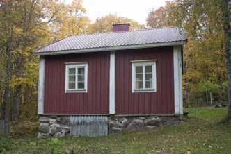 Vanhan, vuoden 1952 jälkeen puretun pitkänurkkaisen ja matalan hirsimökin paikalla/sisällä oli alun perin ollut kirkon vanha (kivi)sakasti, joka ilmeisesti toimi pitkämatkalaisten 56 kirkkotupana ja