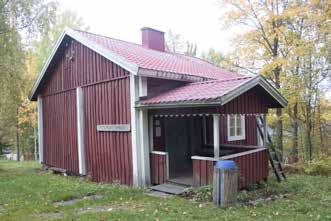 58 Rakennus on tyypiltään pystyvuorattu mora-tupa. 59 Huomiota kiinnittää suurehko satulakattoinen kuisti ja lähinnä uusrenessanssityylinen ulko-ovi.