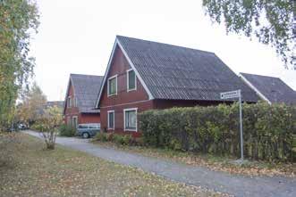 Alueen eteläosassa on Suntiola (230a; luokka 2), Tuusulan seurakunnan suntion vanha virka-asunto, joka on tyypillinen 1920-luvun omakotitalo.