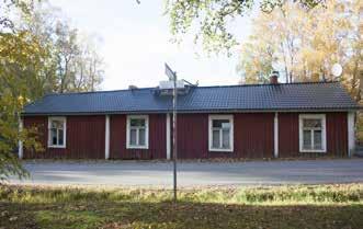 Frostellin myötä vanhaan asuinrakennukseen rakennettiin myös putka. 85 Kotun vanha päärakennus on aivan tien vieressä, pitkä sivu tielle päin.