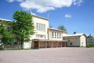 Kaksikerroksisen, muuten satulakattoisen rakennuksen pulpettikattoista keskiosaa on korostettu nostamalle se muuta rakennusta korkeammaksi.