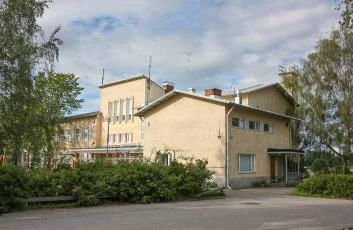 Länsisiivessä on molemmissa kerroksissa sivukäytävän varrelle sijoitettuja luokkia, itäsiivessä veistosali ja vahtimestarin asunto sekä toisessa kerroksessa