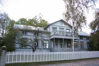 Vanhan isänsä kuoltua vuonna 1869 Karl purki vanhan asuinrakennuksen ja pystytti sen käyttökelpoisista hirsistä asunnon äitipuolelleen ja tämän lapsille sekä mökin työväelle Syvälahden rantapalstalle