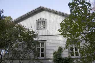 Karl Michelsson Krapi ajautui vuonna 1879 maksuvaikeuksiin, jolloin kunnan nimismies Johan Frostell osti pakkohuutokaupatun tilan ja myi sen edelleen vuonna 1882 juuri eläkkeelle jääneelle senaatin