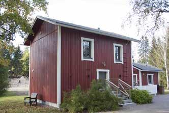 Niiden eteläpuolella on ainakin leipomona, pyykkitupana ja asuntona käytetty pienehkö vuorattu hirsirakennus Alitupa (64e; luokka 3).