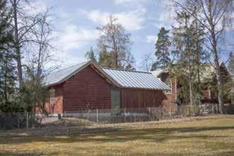 tässä on jokin sekaannus Kannakselta tuotujen huonekalujen ja itse huvilan välillä. Päärakennus on puolitoistakerroksinen, taitekattoinen, jugend-tyylinen rakennus.