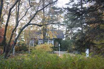 Sampola sijaitsee Syvälahden eteläpuolella, lähellä Tuusulanjärven rantaa. Asuinrakennus on kohtalaisen hyvin säilyttänyt alkuperäisen asunsa.