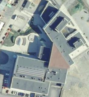 22 Lämmitysjärjestelmänä toimii maalämpö 60kW maalämpöpumpulla. Aurinkosähköjärjestelmän tekniset tiedot sekä kustannukset esitetään taulukossa 2. Taulukko 2.